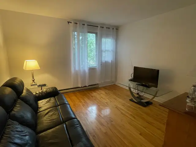 4 ½ Metro Langelier 5 min à pied, très ensoleillé in Long Term Rentals in City of Montréal - Image 3