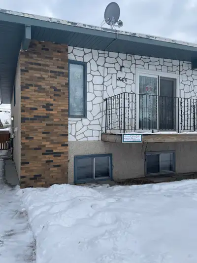 2 spacious bedrooms in main floor of 1/2 duplex. nice and quiet location in Forest lawn . close to s...