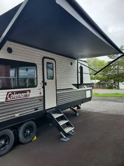 This 2022 Coleman 286RK travel trailer is a fantastic used camper, offering a spacious and modern la...