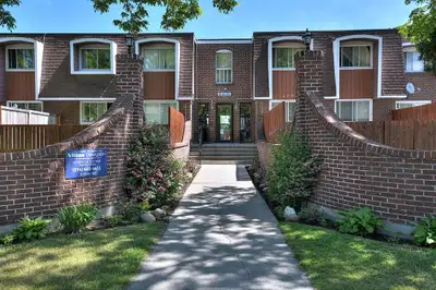 DDO PRIME LOCATION SPACIOUS TOWNHOUSE FOR RENT