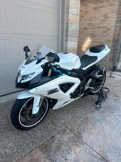 2009 Suzuki gsxr 600 Bike looks good and rides good . Has some minor scratches but overall it’s a be...