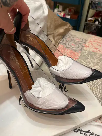 Souliers neufs acheté chez l’intervalle payé 98$ plus tx Aller voir mes autres annonces merci. Burbe...