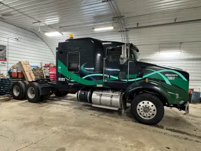 2013 Kenworth T800 highway tractor, 13 speed eaton fuller auto shift 455 paccar 1mill km Runs and dr...