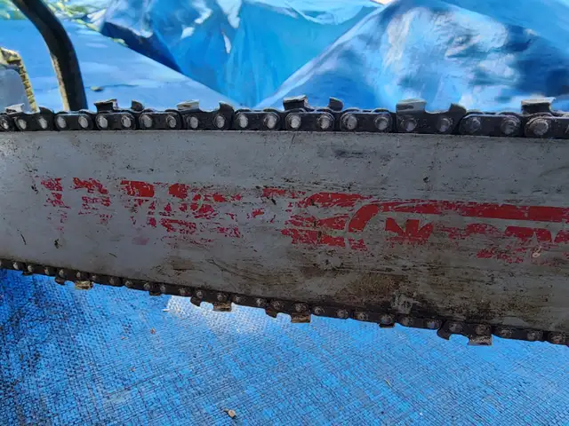 Pioneer P26 Easy Arc Starting Antique Gas Chainsaw 18 Inch Bar in Outdoor Tools & Storage in Windsor Region - Image 3