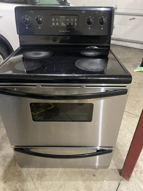 Frigidaire Stove - Black in Stoves, Ovens & Ranges in Kitchener / Waterloo