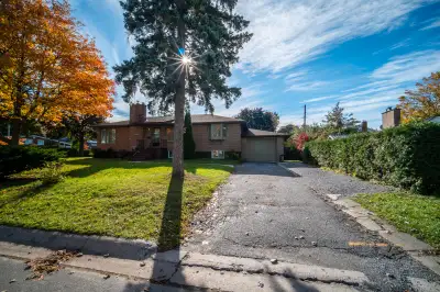 Stunning Bungalow – Duplex Upper Unit (3-Bedroom 1 Bathroom)