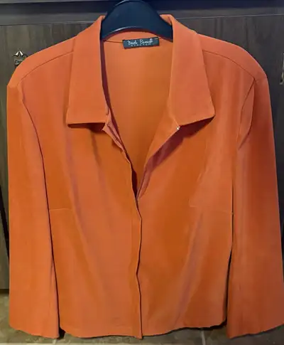 Assorted women’s clothing in very good condition for sale. Size 14 (Large). 6 items total, all laund...