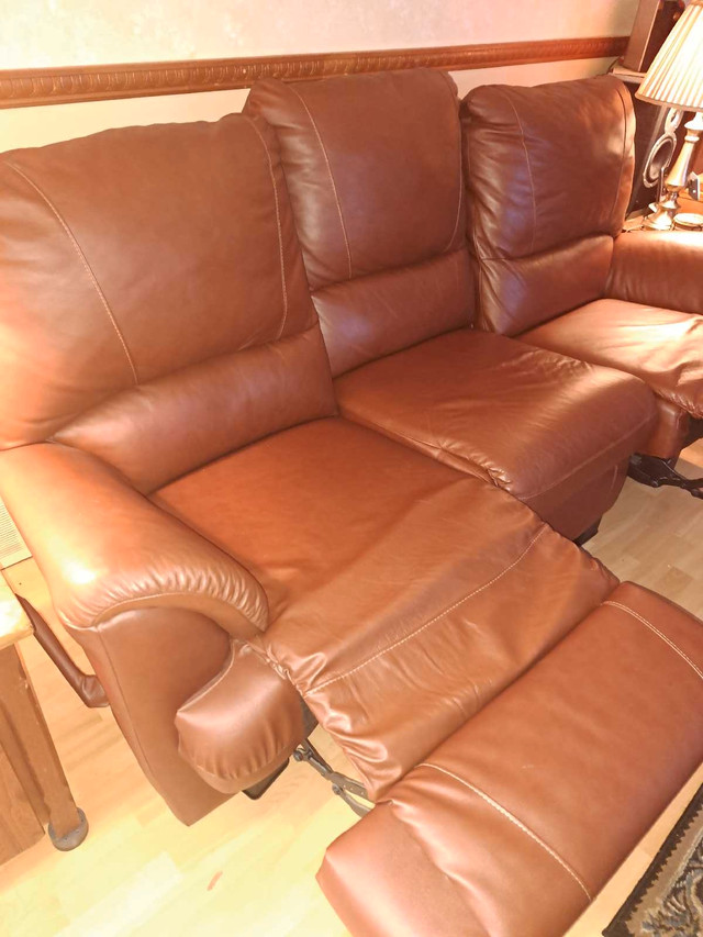 El Ran leather sofa  in Couches & Futons in West Island - Image 2