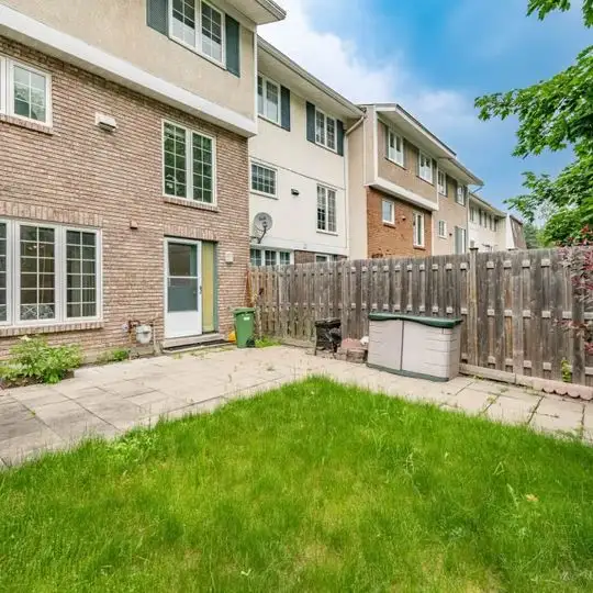 Private room for rent in 5 bed 2 bath house in Gloucester. in Room Rentals & Roommates in Ottawa - Image 3