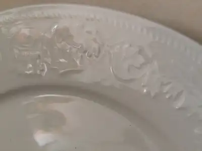 White circular platter 白色的圓形淺盤 , View more