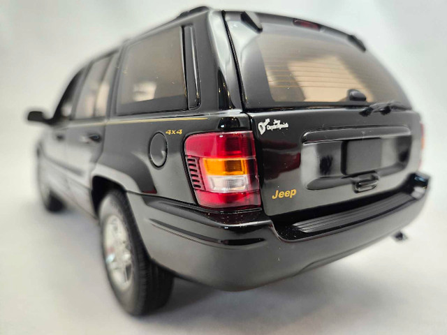 Autoart 1999 Jeep Grand Cherokee Limited V8 4x4 Black 1:18 Rare in Arts & Collectibles in Kawartha Lakes - Image 3