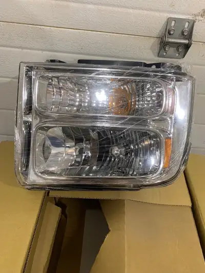 2005-2007 superduty RH headlight, can possibly help with delivery, contact with any questions.