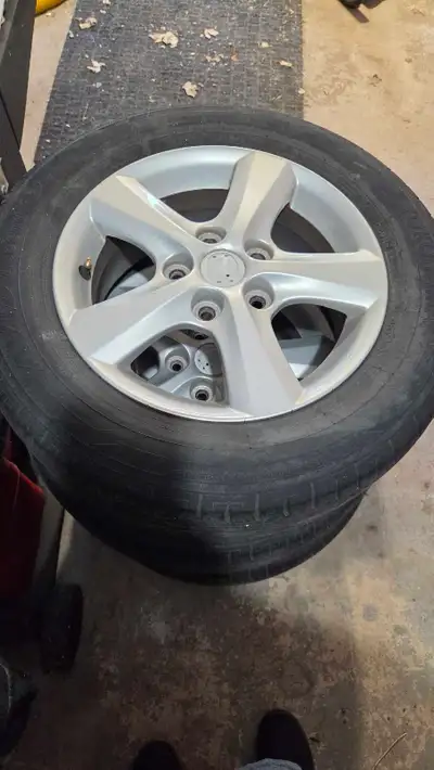 4 Mags Mazda 15" Les pneu sont pas mal fini 40$ pour les 4