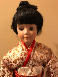 Poupée Geisha avec tête et mains en porcelaine