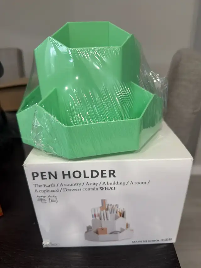 Rotating Pen Holder in Storage & Organization in Edmonton - Image 3