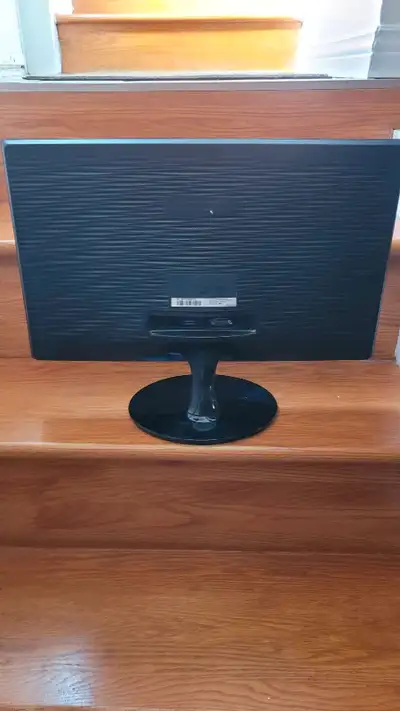 21 inch monitor for sale including HDMI cable. H1N (near Place Versailles)