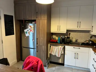 1er étage, grand 4/2 avec sous-sol fini, cuisine et salle de bain rénovées. Cours arrière intime ave...