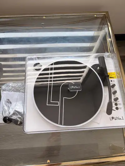 Enjoy your favourite vinyl records with this LP&No.1 vintage turntable, offering both classic style...