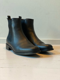 La Canadienne Siena Chelsea Boot - Size 10 fit small