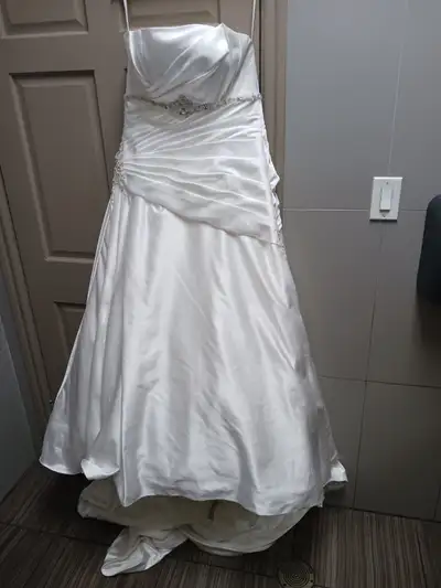 Beautiful Bonny Bridal A-Line wedding dress, size 16 known as the best quality. There are little bot...