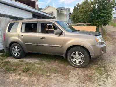 2009 Honda Pilot. Touring trim AWD. 369,000kms. $2700 OBO. Located in Creston BC Selling this SUV as...