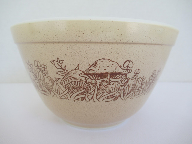 PYREX Forest Fancies Mixing Bowl: 401 - 750ml in Arts & Collectibles in Sudbury
