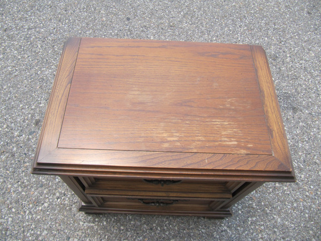 Vintage Solid Wood 24x16x24 inch tall Bedroom Night Stand Ci1969 in Dressers & Wardrobes in Mississauga / Peel Region - Image 2