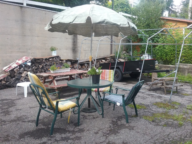 Table et 3 chaises d'exterieur dans Mobilier pour terrasse et jardin  à Ville de Québec