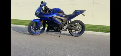 For sale is a sleek, used 2019 Yamaha R3, designed for both novice riders and seasoned enthusiasts a...