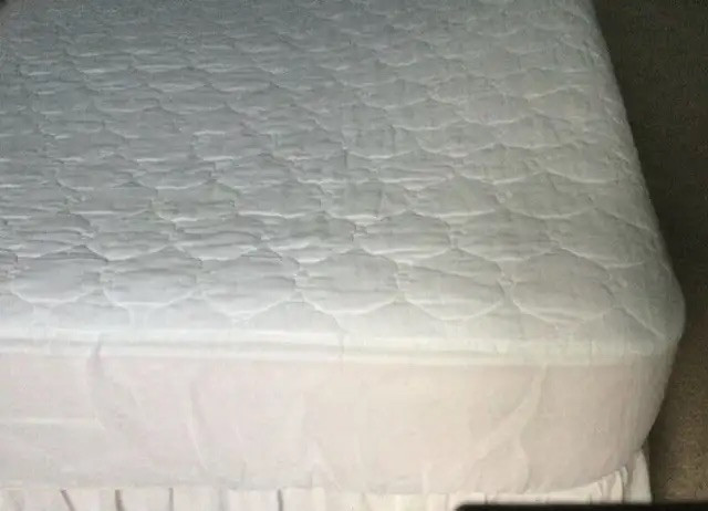 Cover for Mattress, Quilted Fitted Size Double, White in Bedding in Mississauga / Peel Region - Image 2