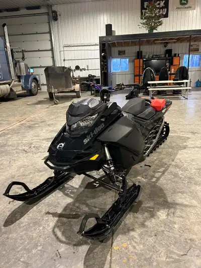 -2022 ski doo summit 850 146 -Short tunnel -Cfr bars -Ggb mountain - 2.5” track -4 inch cfr riser -1...