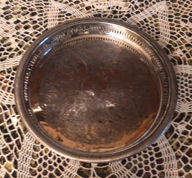 VINTAGE ROGERS , KING’S PLATE SILVER.   BOWL, TRAY, COVERED DISH in Arts & Collectibles in Sault Ste. Marie - Image 4