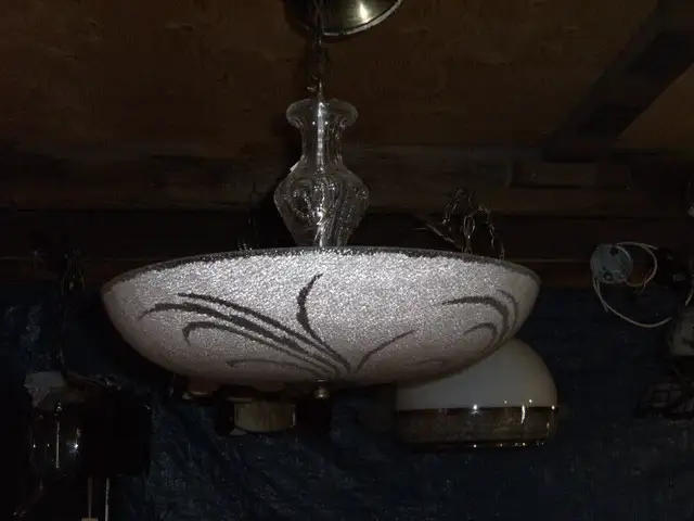 Lampe suspendue art-déco rose in Indoor Lighting & Fans in Edmundston - Image 2