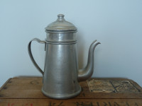 Ancienne cafetière en aluminium