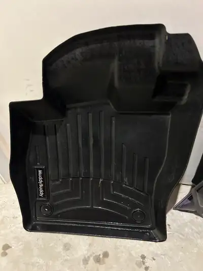 Tapis avant et arriere marque maison Vw. Ils sont copie conforme des weathertech. Vw vend $226. Je d...
