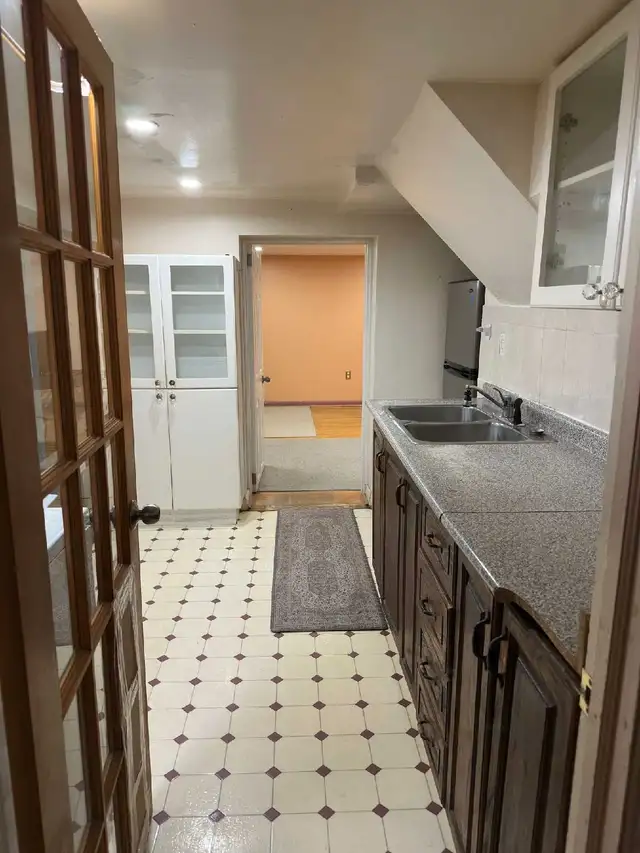 Scarborough 1 bed 1 bath 1 and den basement for rent