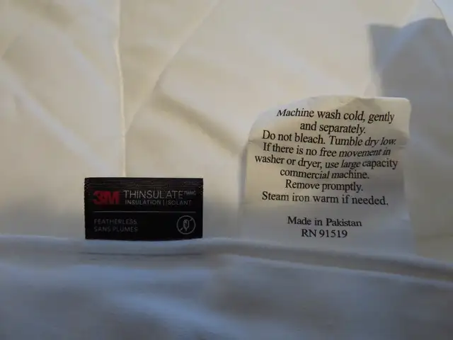 Queen Down Alternative Duvet (Thinsulate) in Bedding in Ottawa - Image 4