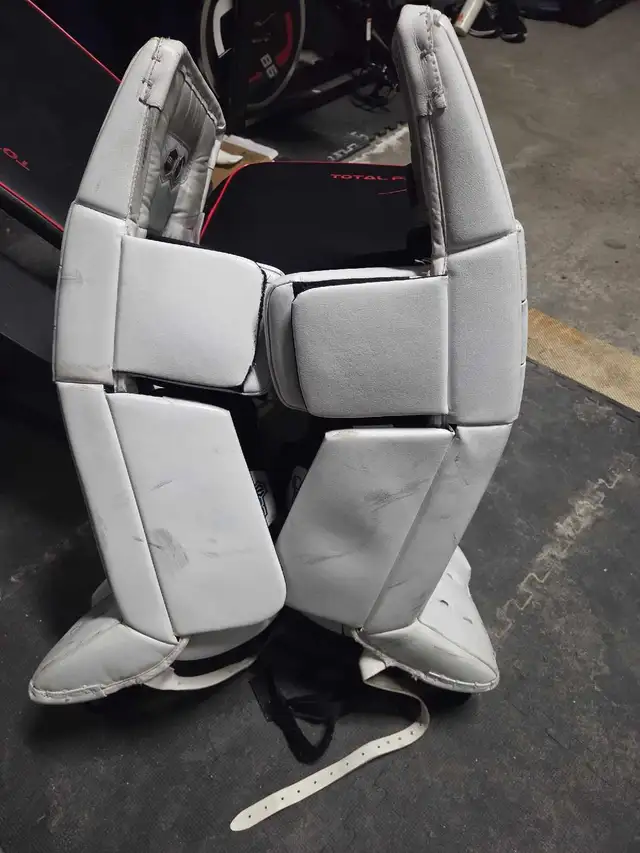 Vaughn Ve8 30+2 INT Goalie set in Hockey in Ottawa - Image 6