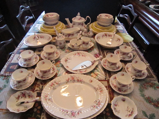 Royal Albert LAVENDER ROSE china set, Service for 8 in Arts & Collectibles in Summerside