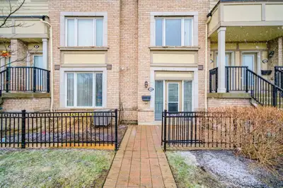 Freshly painted and move-in ready! (available May 1, 2026) This spacious 661 sq ft ground-floor town...