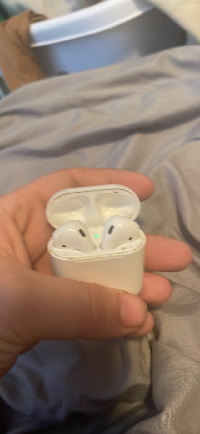 Apple AirPods 2nd gen in Headphones in St. Catharines - Image 3