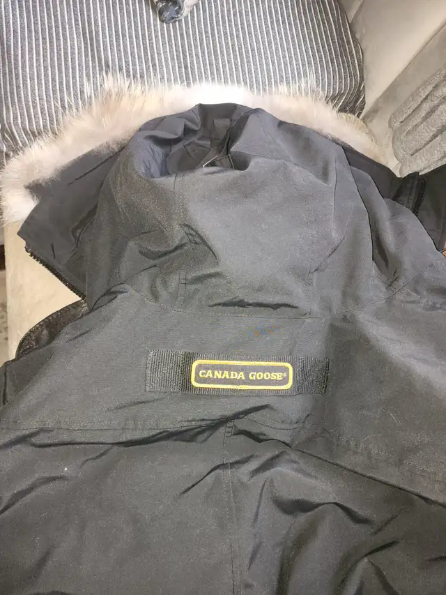 Canada Goose Parka Jacket XL 'Toronto Raptors' Edition in Men's in City of Toronto - Image 5