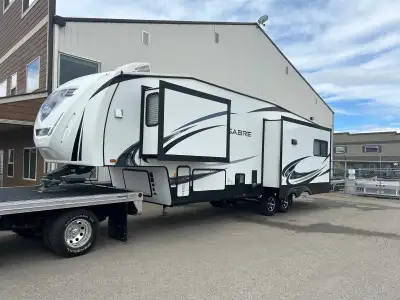 2019 Forest River Sabre 5th Wheel Fifth Wheel 34' - 3 Slides - King Bed - 2 A/C units Bought new, on...