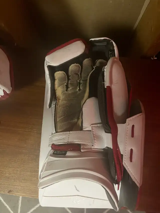 Bauer Mach Goalie Equipment in Hockey in Peterborough - Image 9