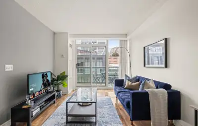Large 1 + DEN Downtown Maple Leaf Sq/Fully Furnished/King Bed