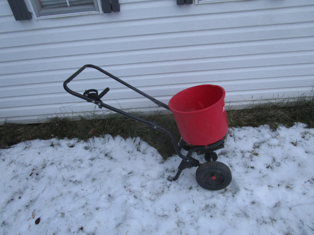 chariot EARHWAY pour surface pour épandre sel HIVER ou gazon ÉTÉ dans Outils à main  à Laval/Rive Nord