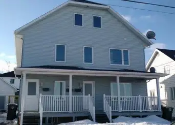 4 1/2 au dernier étage d'un triplex sur la rue Lachance près de la cité des achats et de l'universit...