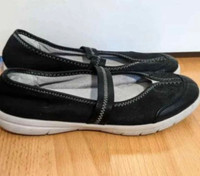 Women's Slip On Shoes - Size 6M