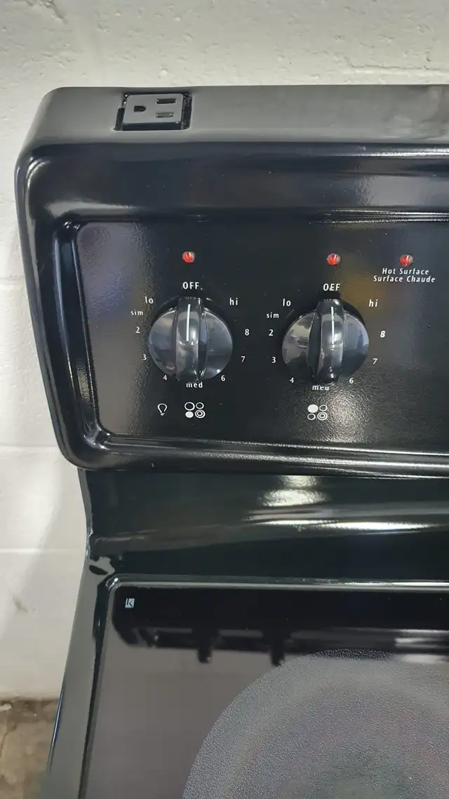 —Electric Stove “FRIGIDAIRE” 30 inch (in great condition) in Stoves, Ovens & Ranges in Barrie - Image 6