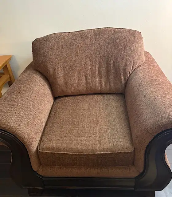 Grand fauteuil et repose pieds in Chairs & Recliners in City of Montréal - Image 3